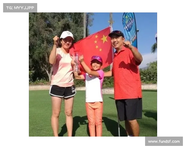 刘国梁15岁女儿刘宇婕夺得高尔夫职业赛首冠 父女拥抱庆祝胜利瞬间温馨感人 刘国梁15岁女儿刘宇婕夺得高尔夫职业赛首冠 父女拥抱庆祝胜利瞬间温馨感人